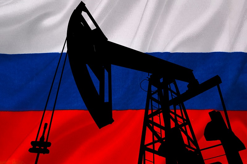 Sylwetka szybu naftowego, w tle flaga Rosji
